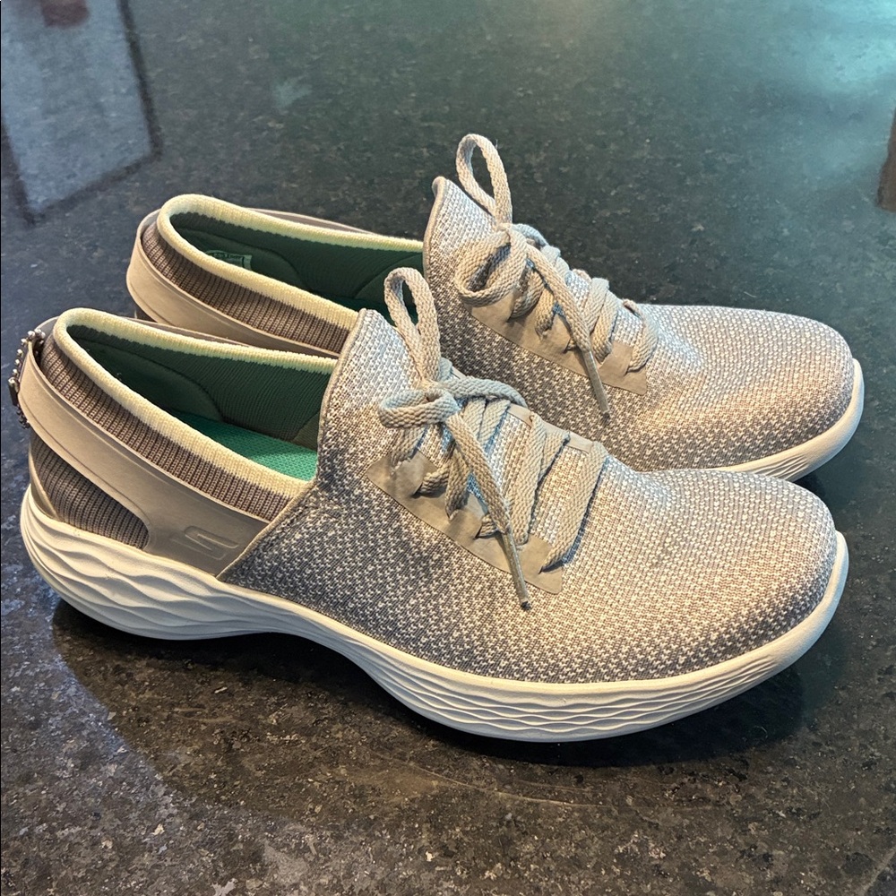 Skechers Women's Light Gray Sneakers size 6